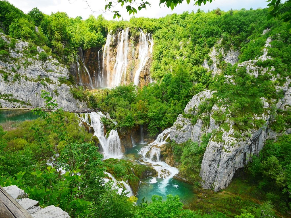 Wooden walkways over turquoise lakes at Plitvice National Park